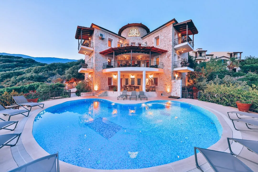 Hill House Hotel taş cephe ve havuz, alacakaranlık