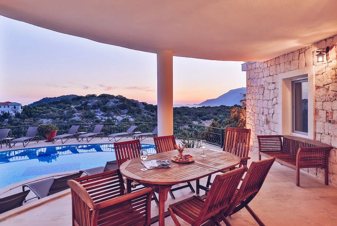 Hill House Hotel — gün batımında manzaralı teras ve havuz