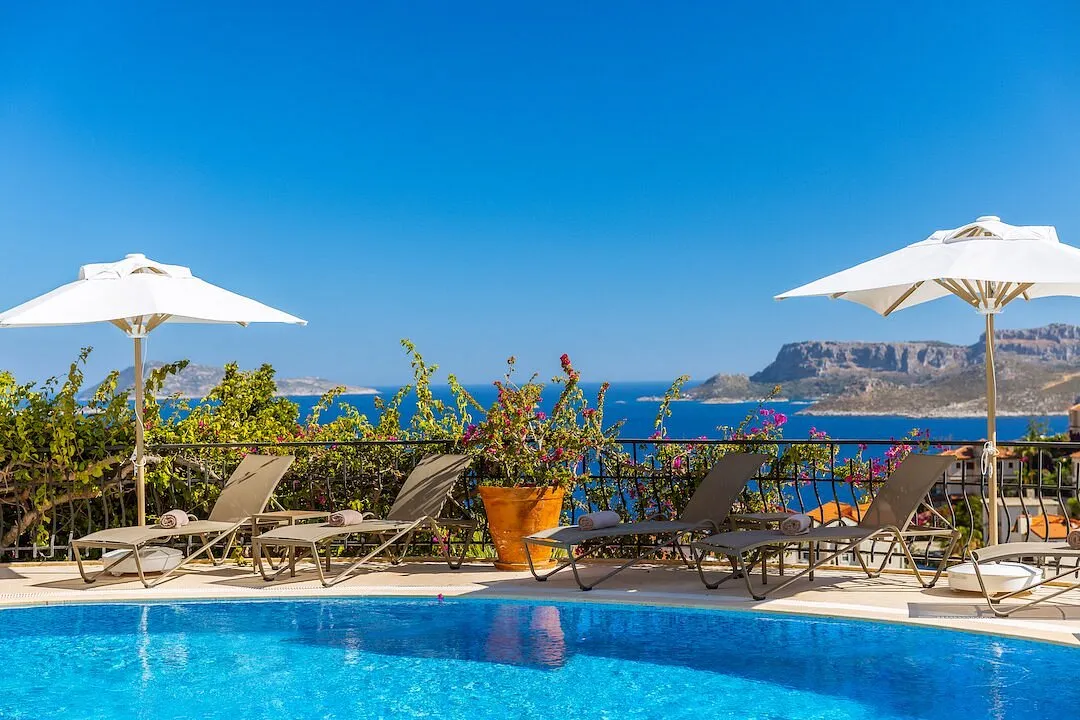 Manzaralı havuz ve deniz